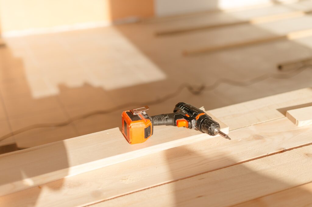 screwdriver, screw gun tool for repairing on wooden boards, improvements, renovation